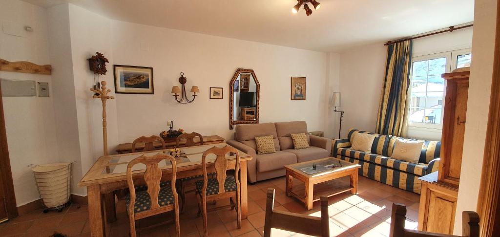 a living room with a table and a couch at IMEDA APARTAMENTO ENEBRO in Sierra Nevada