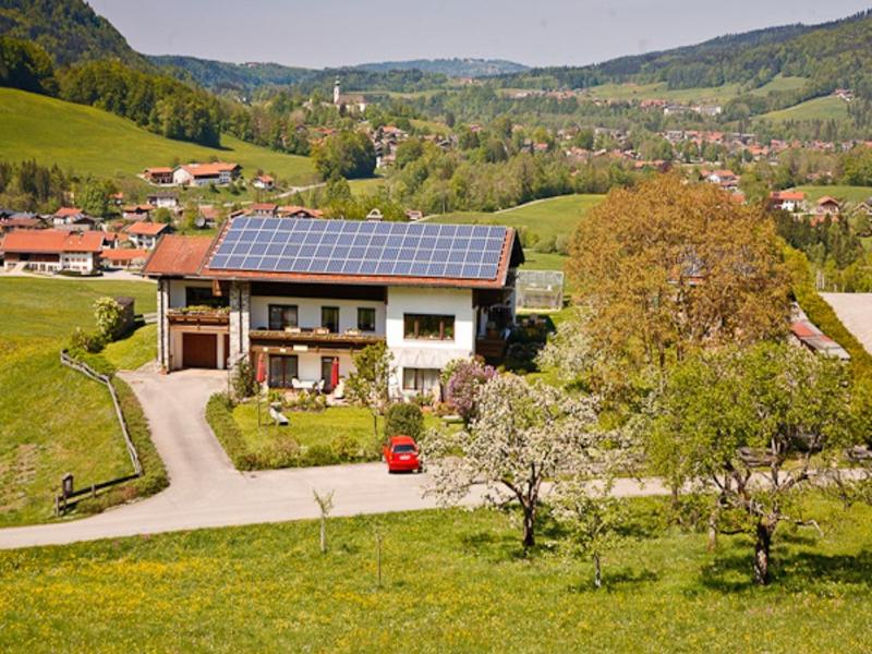 una casa con paneles solares encima en Ferienwohnungen Plenk, en Ruhpolding