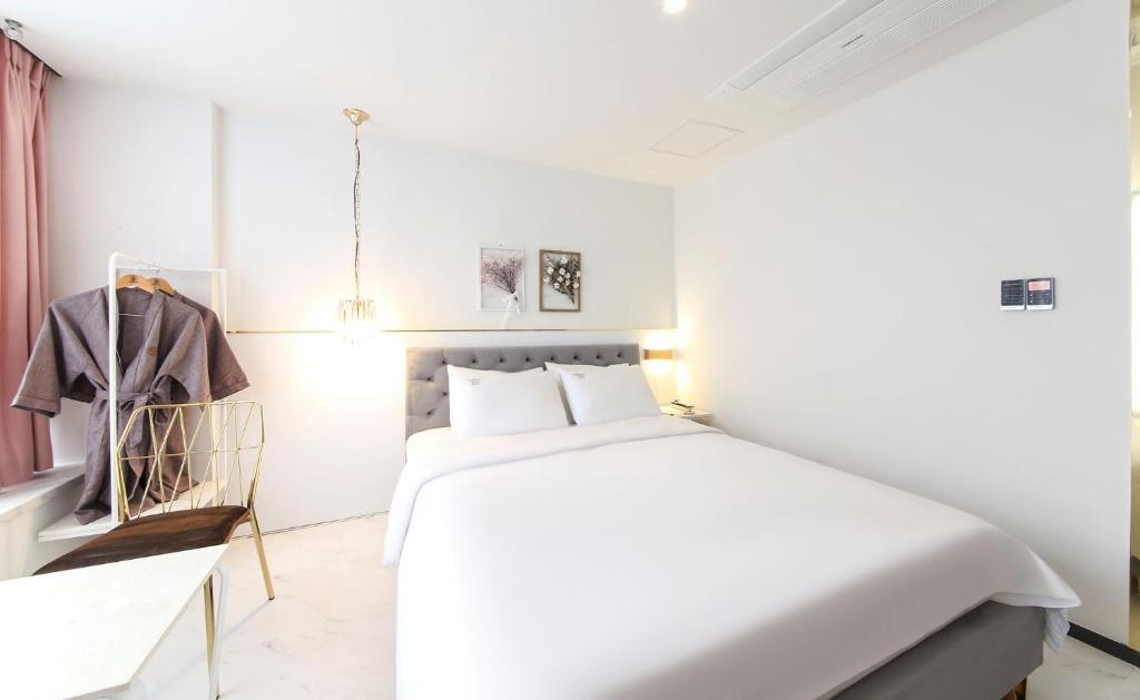 Postel nebo postele na pokoji v ubytování Brown-Dot Hotel Songdo