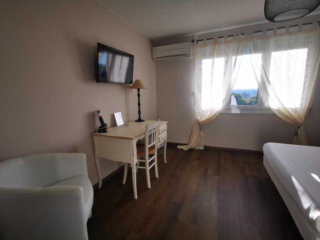 TV a/nebo společenská místnost v ubytování Le Mas des Quintrands Manosque - Motel de charme