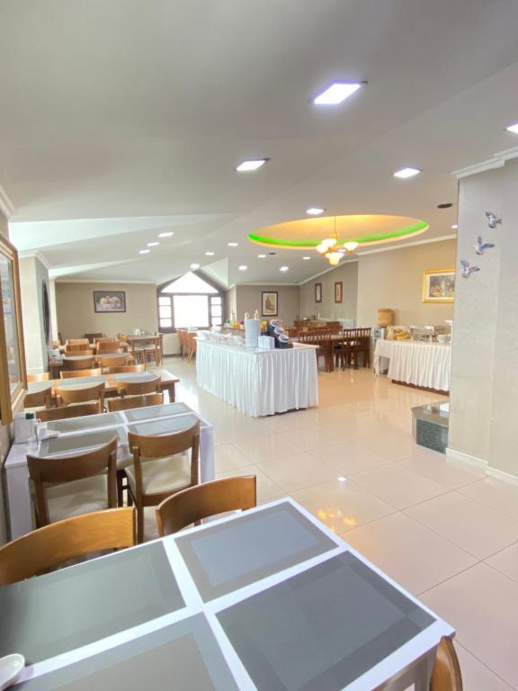 Restaurace v ubytování Hotel Kent Ani