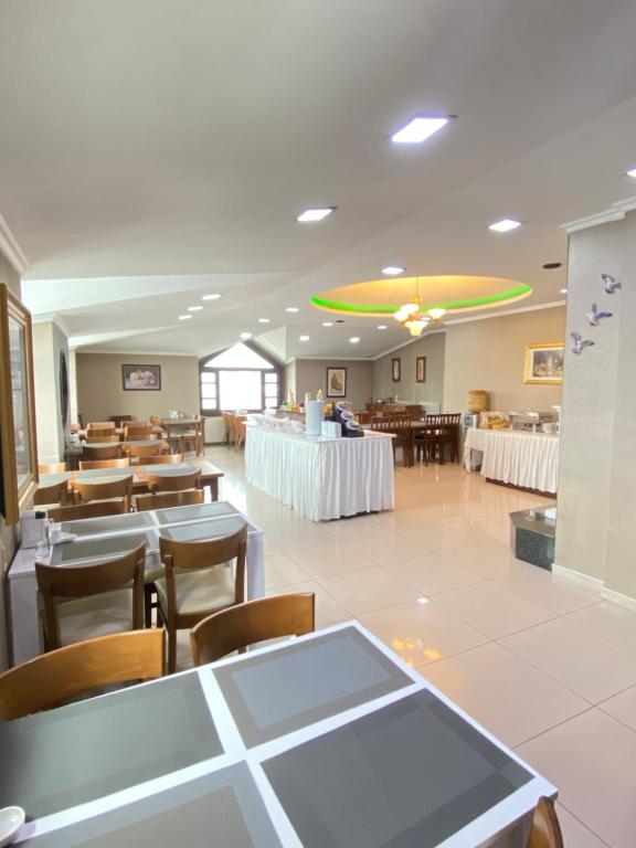 Restaurace v ubytování Hotel Kent Ani