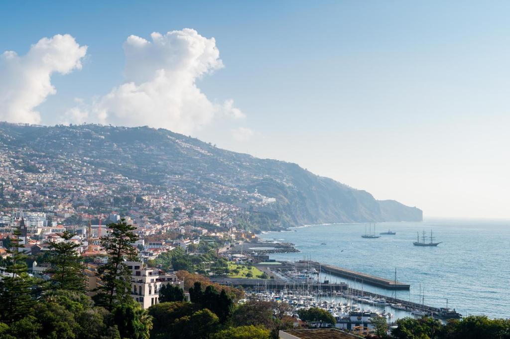 Elle offre une vue sur la ville, l'océan et la montagne. dans l'établissement Rooftop Funchal I by Madeira Best Apartments, à Funchal