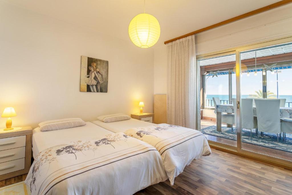 sypialnia z łóżkiem i widokiem na ocean w obiekcie Casa Blanca 2 w mieście Benidorm