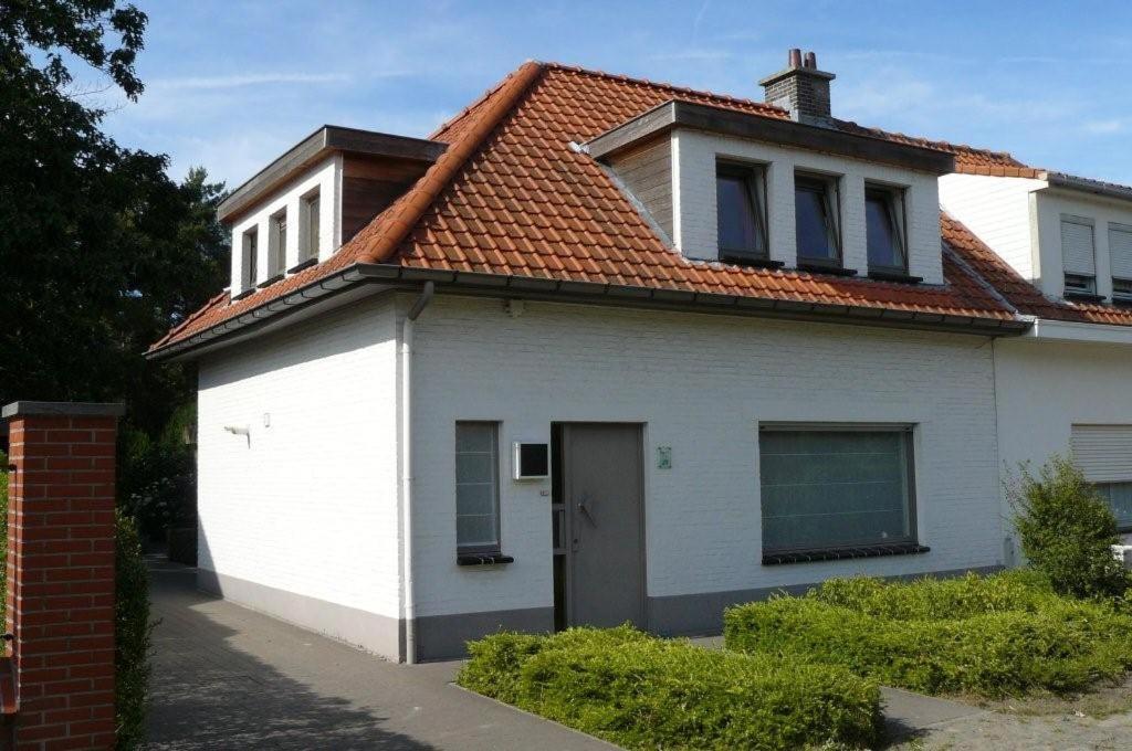Casa blanca con techo rojo en Holiday Home and Office Domisi'l en Wachtebeke