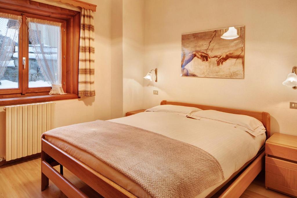 a bedroom with a bed and a window at Baita Franz 2 in Livigno