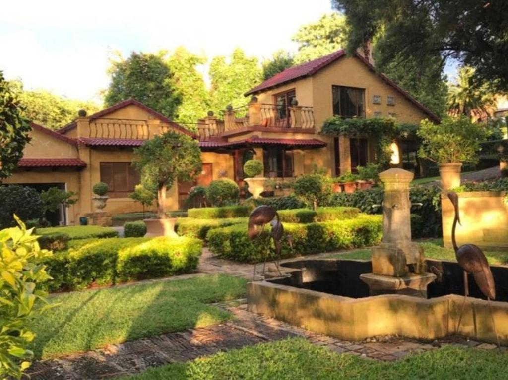 una casa con una fontana in cortile di The Tuscan Garden a Newcastle