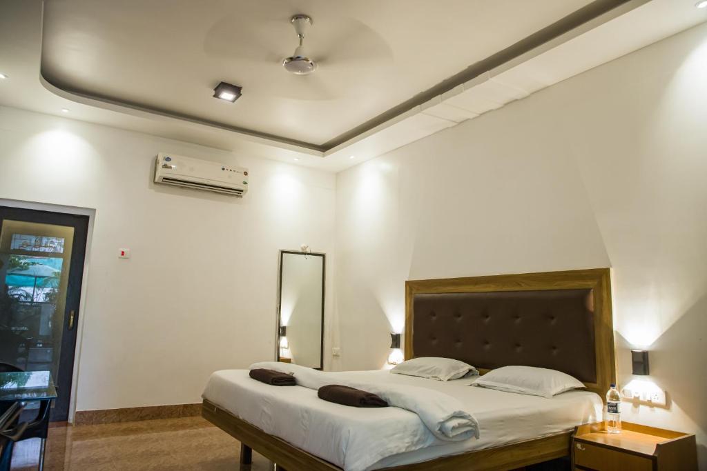 Postel nebo postele na pokoji v ubytování Sanidhya Beach Resort