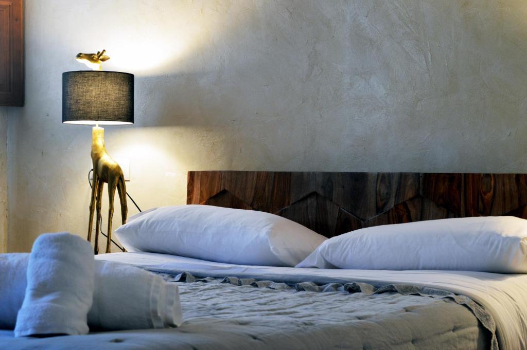 1 dormitorio con 1 cama grande y lámpara. en Santa Brigida - Real 1, en Hontanas