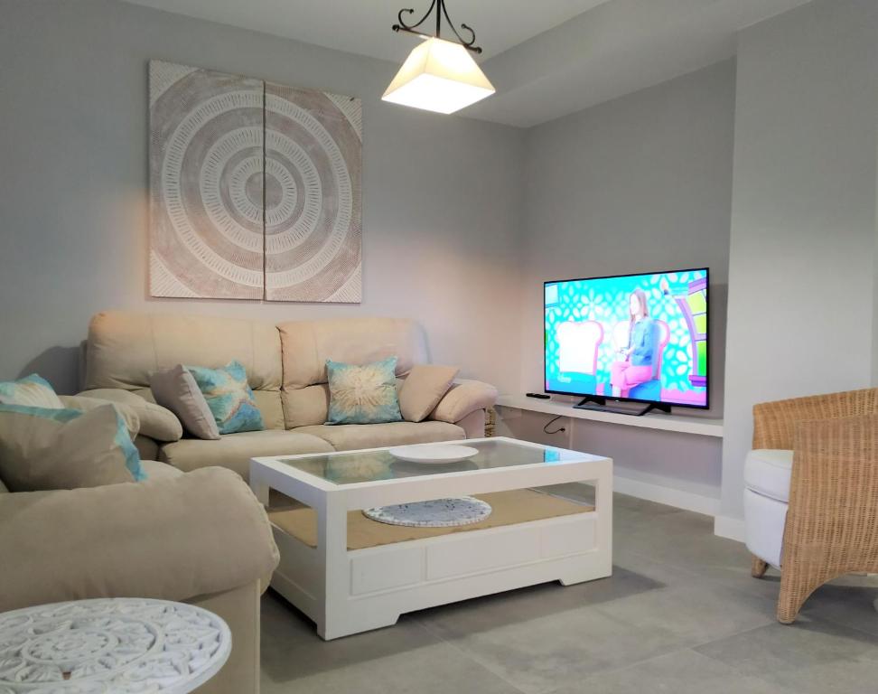Televízia a/alebo spoločenská miestnosť v ubytovaní Peña Beach 3 Bedroom Duplex, BBQ, Pool, Sea Views,