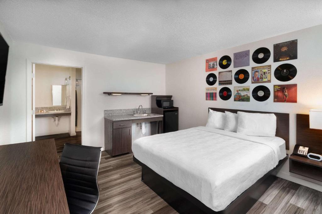 Hillside Crossing Nashville a Ramada by Wyndham - Queen Room - Mobility Access/Non-Smoking