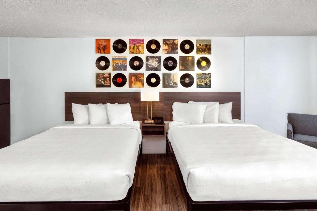 Hillside Crossing Nashville a Ramada by Wyndham - Queen Room With Two Queen Beds - Non-Smoking