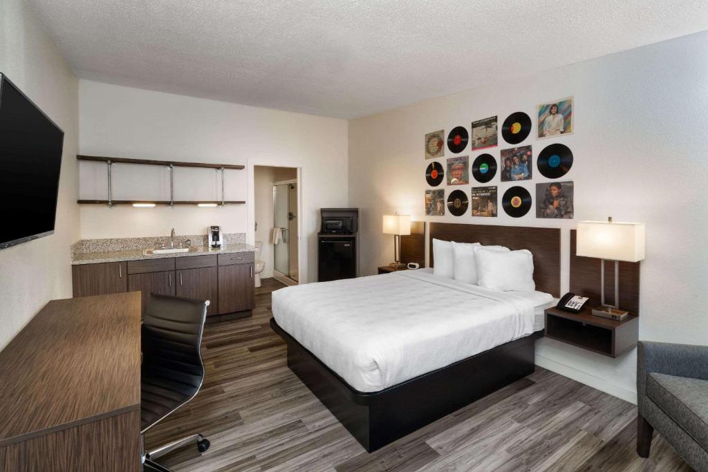 Hillside Crossing Nashville a Ramada by Wyndham - Queen Room - Non-Smoking