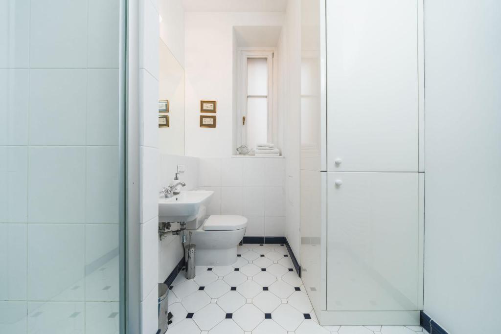 Koupelna v ubytování Classy Old Town Suites - by Upstairs