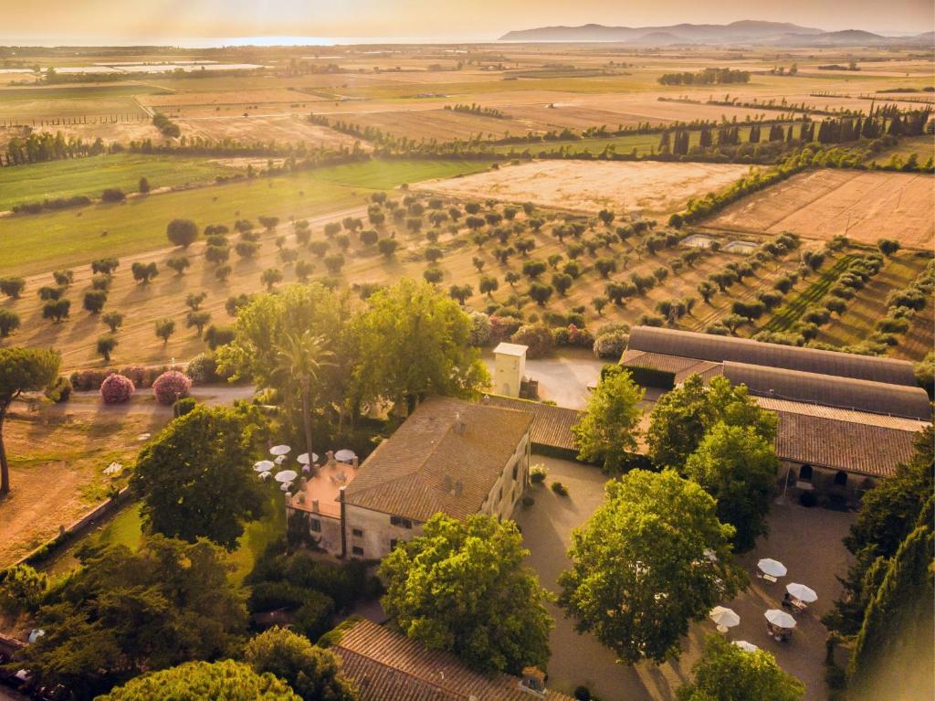 una vista aerea di una fattoria con alberi e di un edificio di Antica Fattoria La Parrina a Orbetello