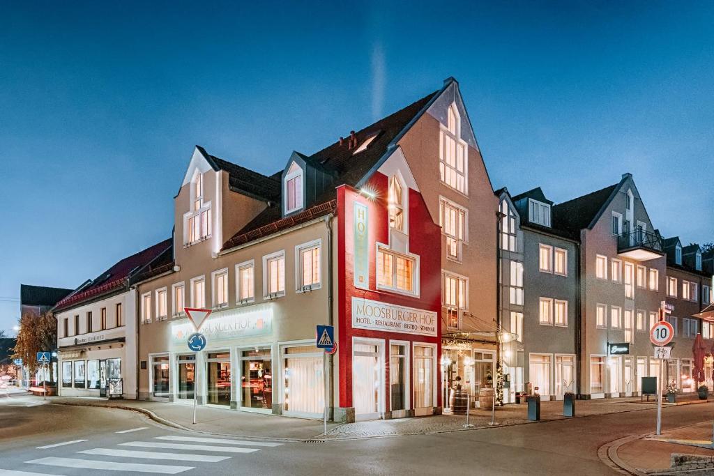 ein großes Gebäude an der Ecke einer Straße in der Unterkunft Hotel Moosburger Hof in Pfaffenhofen an der Ilm