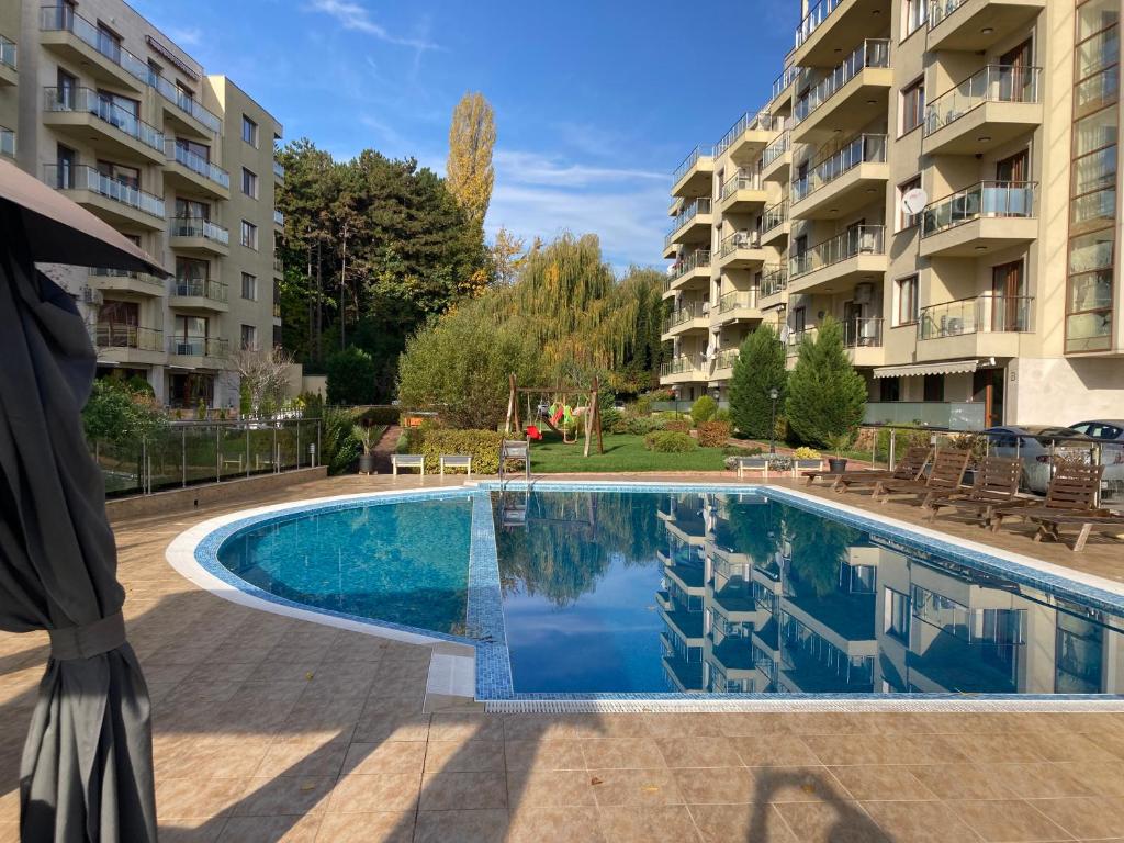 The swimming pool at or close to BOTANICA PRIME