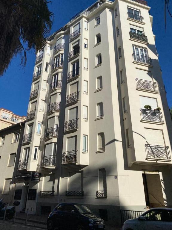 Large Studio close to beach bd la Croisette Cannes