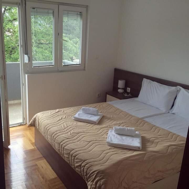 Postel nebo postele na pokoji v ubytování New apartment located in the heart of Niksic.