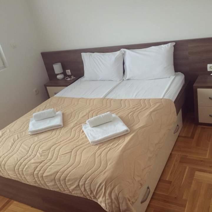 Postel nebo postele na pokoji v ubytování New apartment located in the heart of Niksic.