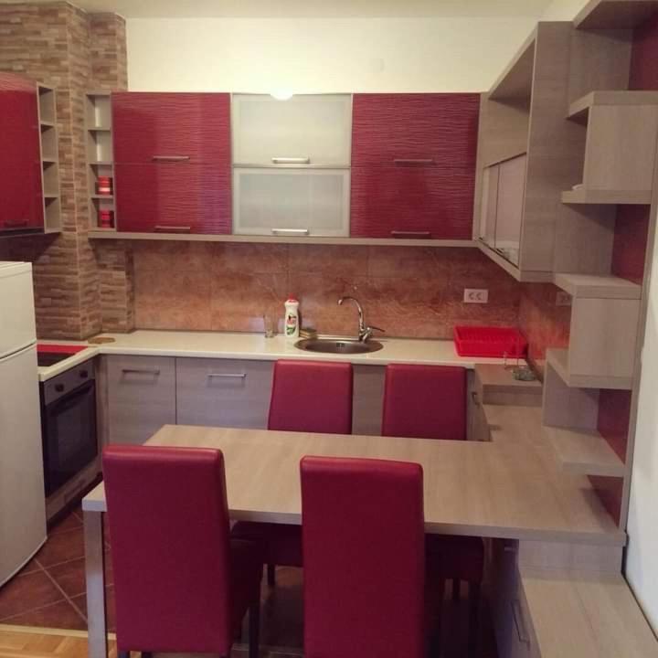 Kuchyň nebo kuchyňský kout v ubytování New apartment located in the heart of Niksic.