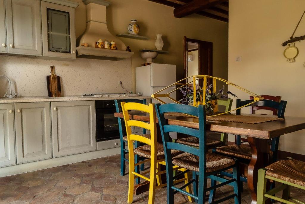 Kuchyň nebo kuchyňský kout v ubytování Agriturismo L'Olmo