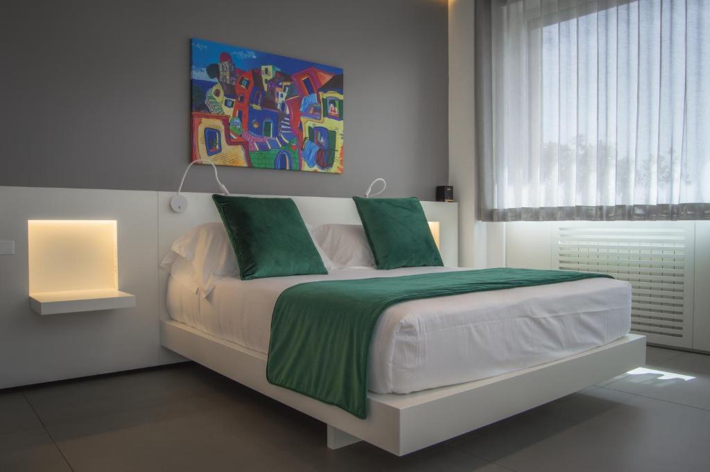 una camera da letto con un letto e un dipinto sul muro di FuoriSquadra B&B a Messina