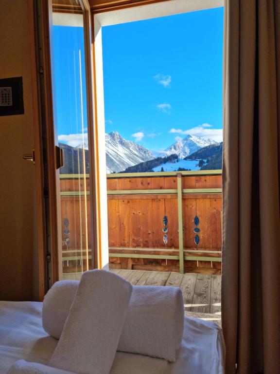 Nespecifikovaný výhled na hory nebo výhled na hory při pohledu z hotelu
