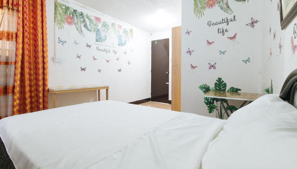 Postel nebo postele na pokoji v ubytování Cristian Jay Dormitory by RedDoorz