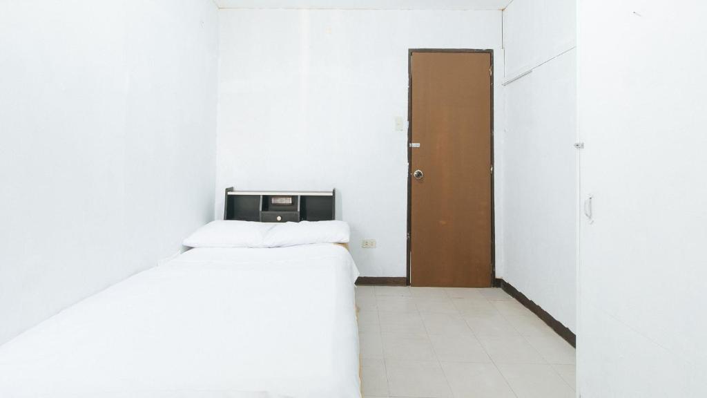 Postel nebo postele na pokoji v ubytování Cristian Jay Dormitory by RedDoorz