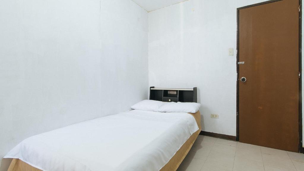 Postel nebo postele na pokoji v ubytování Cristian Jay Dormitory by RedDoorz