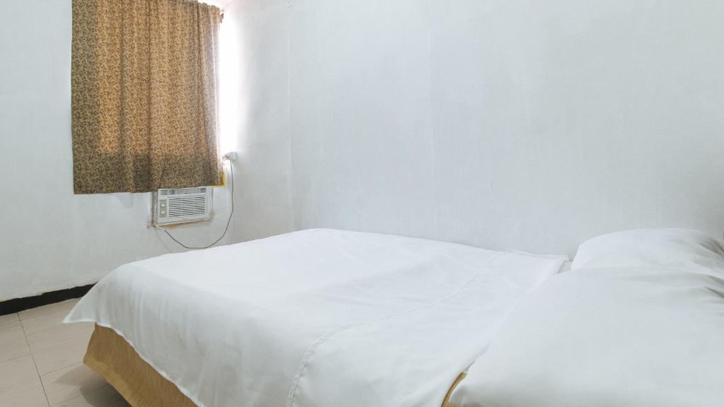 Postel nebo postele na pokoji v ubytování Cristian Jay Dormitory by RedDoorz