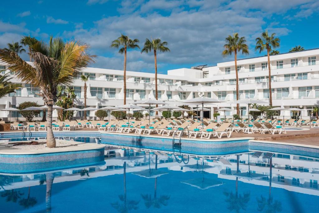 Baseinas apgyvendinimo įstaigoje Iberostar Las Dalias All Inclusive arba netoliese