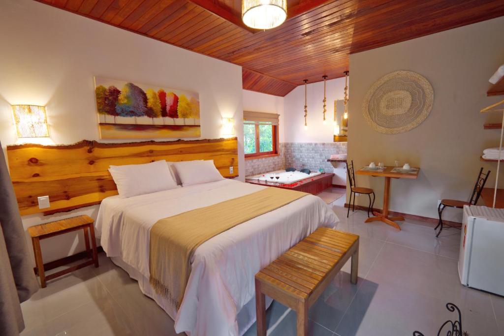 a bedroom with a large bed in a room at Verde da Mantiqueira Chalés in Visconde De Maua