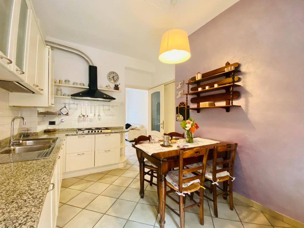 a kitchen with a table and chairs in a room at Dimora Concept - Casa Leon - Bike room in Finale Ligure