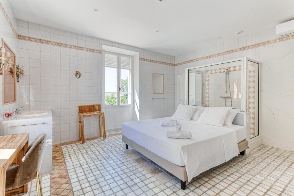 DOMAINE DE LA NERTHE- HOTEL PROVENCE MEDITERRANEE - 泳池景特大号床间