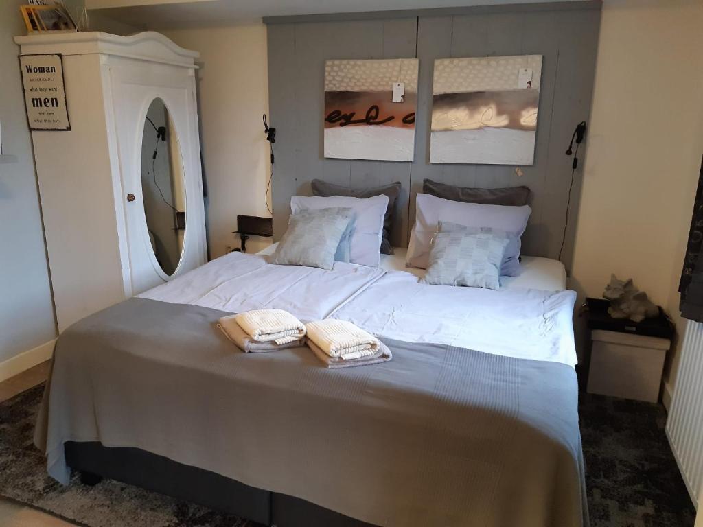 ein Schlafzimmer mit einem großen Bett mit zwei Handtüchern darauf in der Unterkunft Chambre d'Hotes Beesel in Beesel