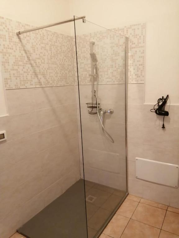 Ένα μπάνιο στο Gira Guest House