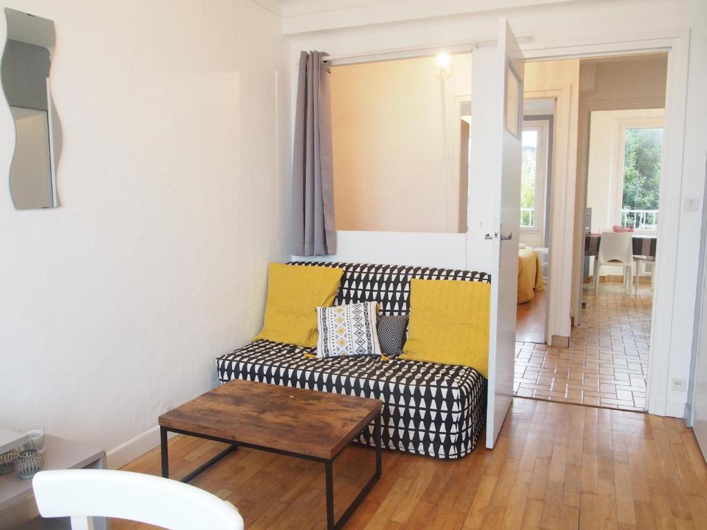 sala de estar con sofá y mesa en Le Kador, appartement avec vue sur mer, en Crozon