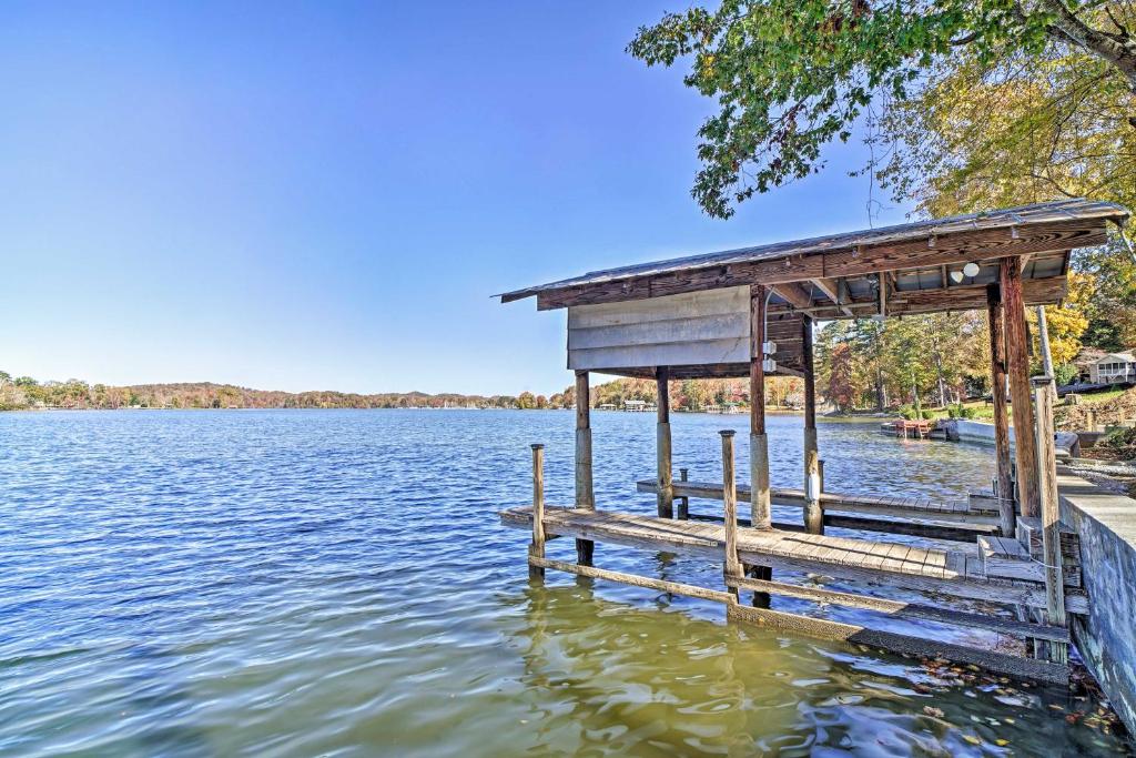 un muelle en un lago con un edificio en él en Ten Mile Home on Watts Bar Lake with 2 Docks! en Ten Mile