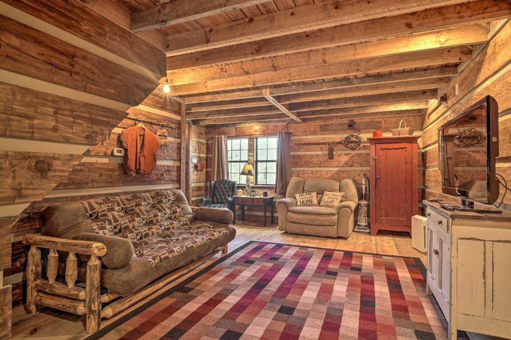 een woonkamer met een bank en stoelen in een hut bij Relaxing Cosby Cabin with Fire Pit and Covered Porch! in Cosby