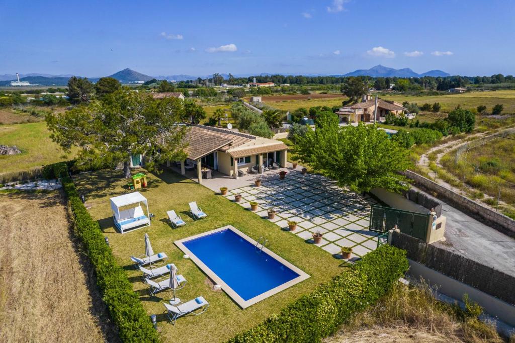 an aerial view of a house with a swimming pool in a yard at Villa Ambient / Sa Finqueta in Muro