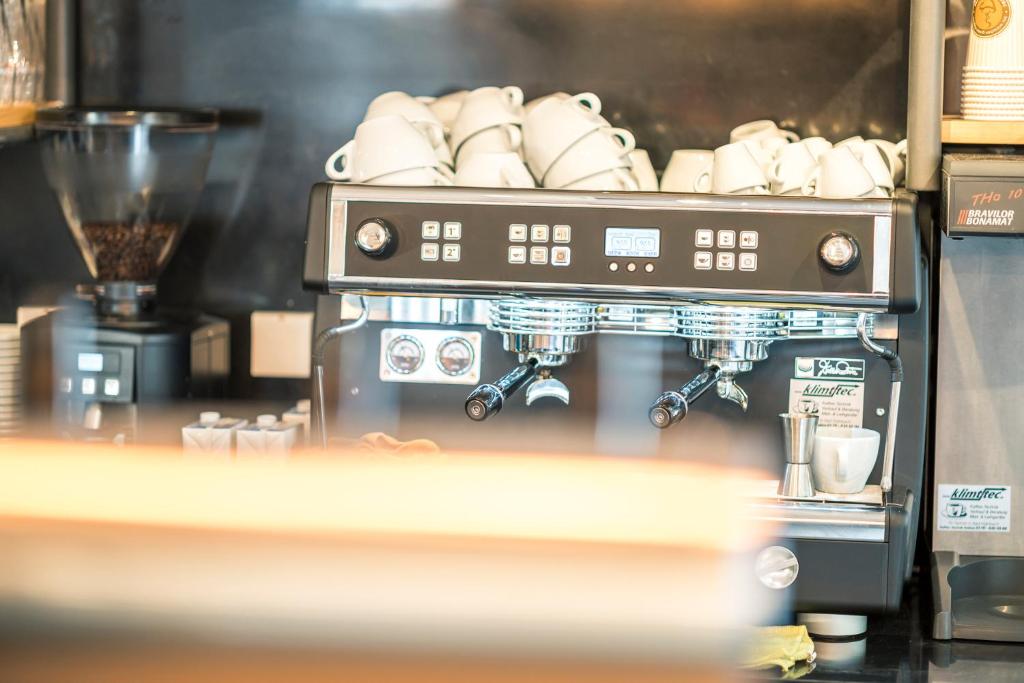 Příslušenství pro přípravu čaje a kávy v ubytování Stefanies-Café-Pension-Kultur