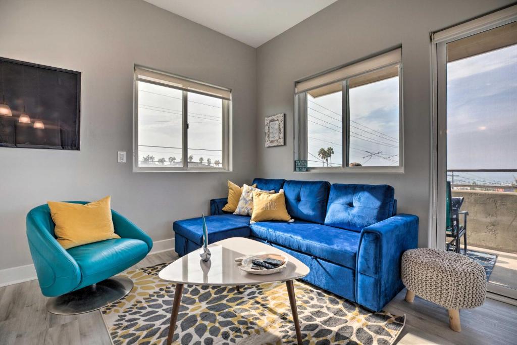 uma sala de estar com um sofá azul e duas cadeiras em Private Ocean Beach Studio with Ocean Views! em San Diego