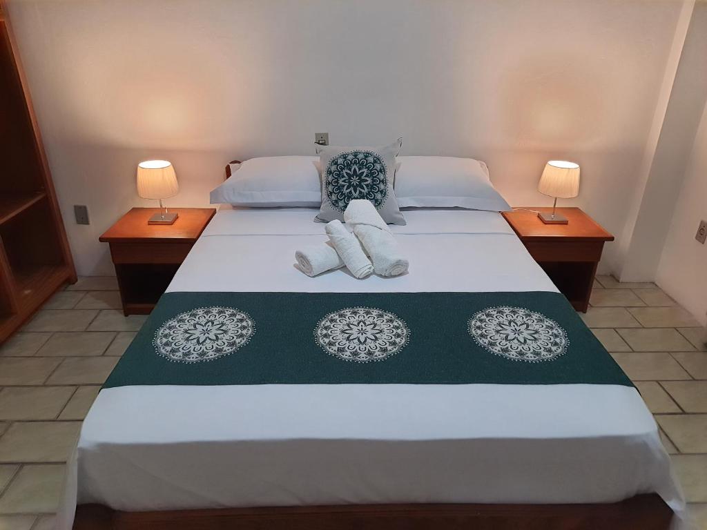 1 dormitorio con 1 cama grande y 2 lámparas en Hotel Sulmar, en Tramandaí