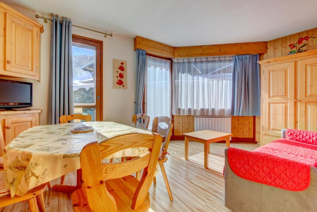 une cuisine et une salle à manger avec une table et des chaises dans l'établissement Fanyon 9, à Morzine