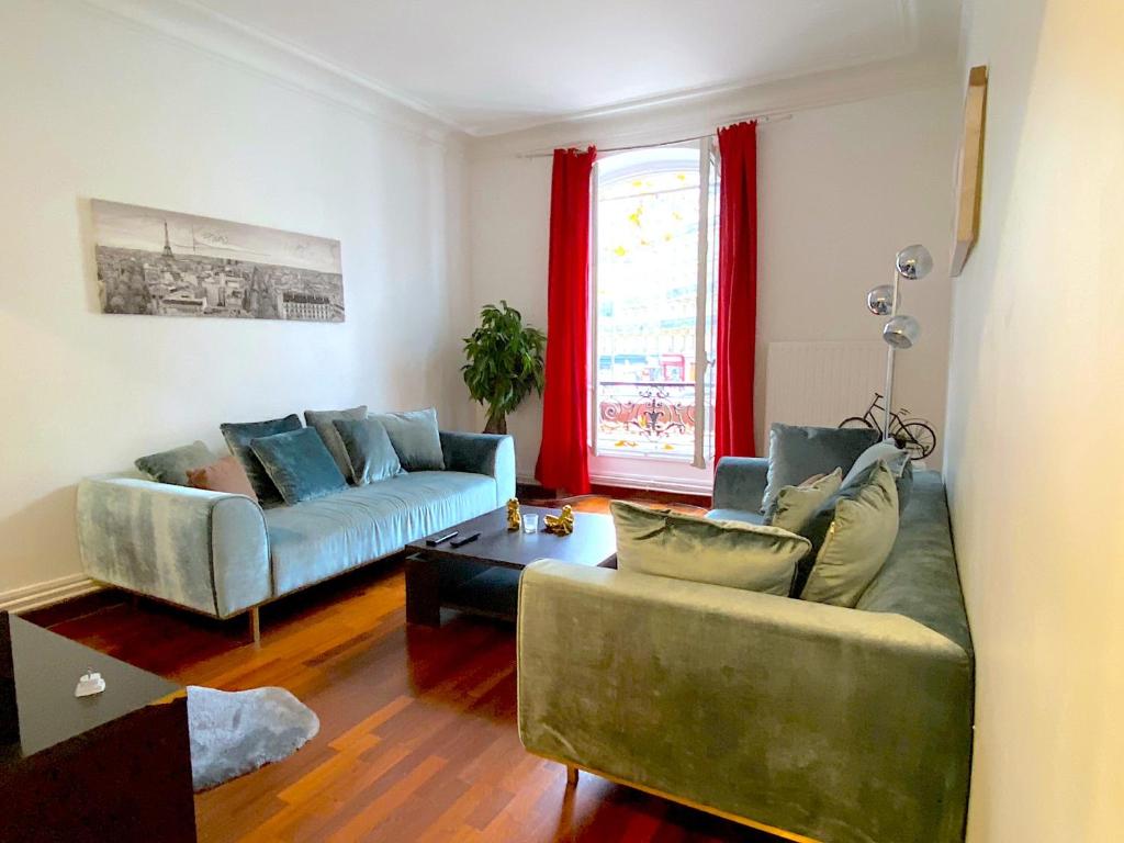 un salon avec deux canapés et une fenêtre dans l'établissement L'appartement Notre-Dame, à Paris