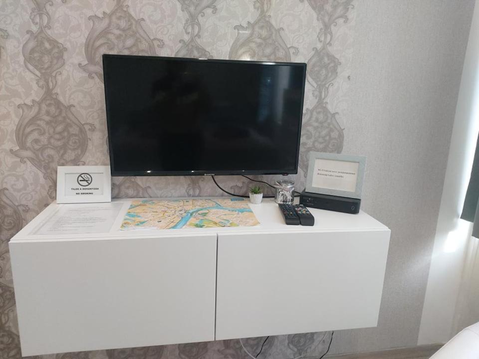 Telewizja i/lub zestaw kina domowego w obiekcie Pompár Belvárosi Apartman