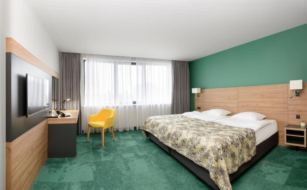 Кровать или кровати в номере Favor Park Hotel