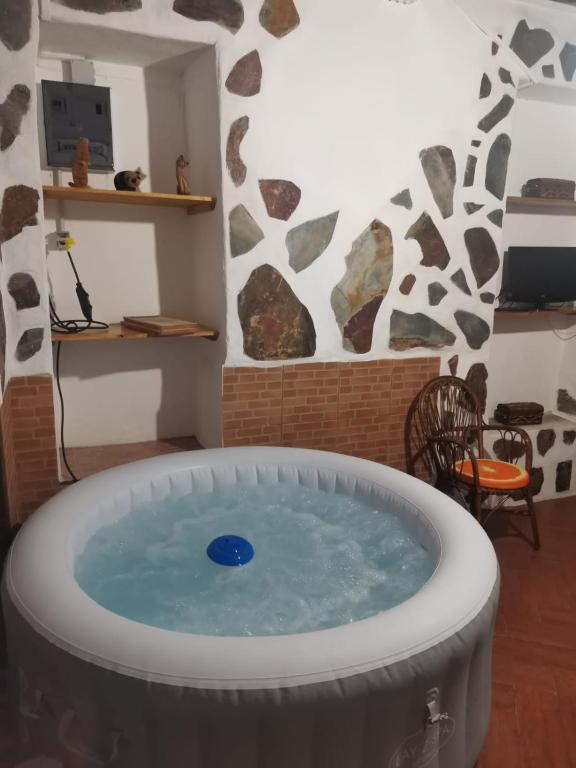 jacuzzi w pokoju ze stołem i krzesłami w obiekcie Casita Rural con Jacuzzi climatizado. w mieście Los Realejos